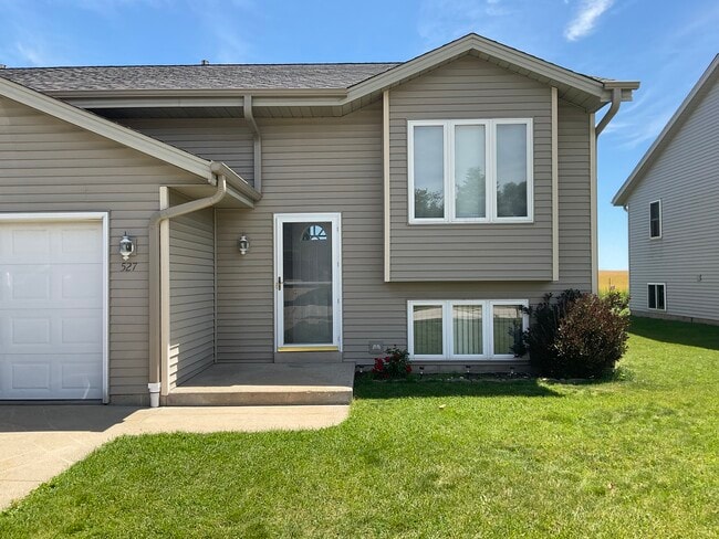 Building Photo - 527 Wellington Dr