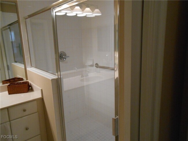 Building Photo - 10720 Ravenna Way