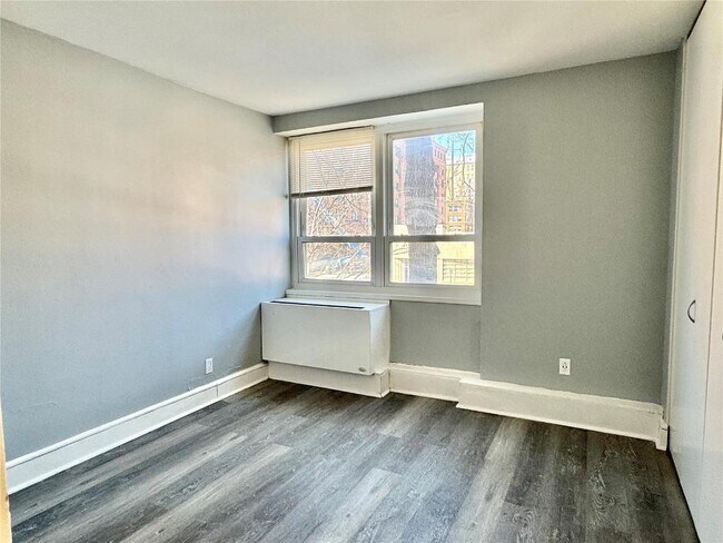 Building Photo - 210 N 17th St