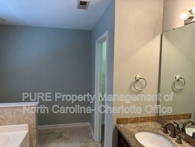 Building Photo - 6033 Queens Walk Ct