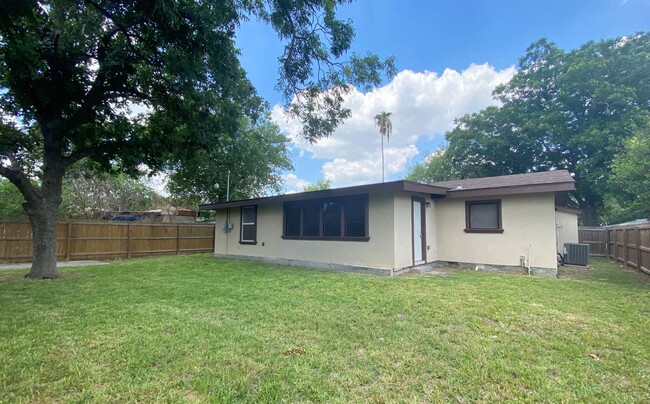 Building Photo - Beautiful 4 bedbroom 2 bath home in McAllen.