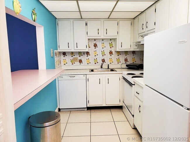 Building Photo - 4156 Inverrary Dr