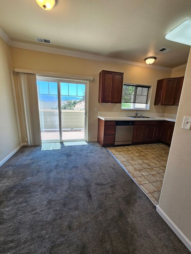 Building Photo - 3 Bedroom 2.5 Bath Close to UNR!