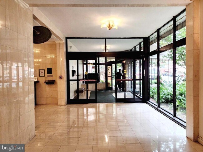 Building Photo - 1121 Arlington Blvd