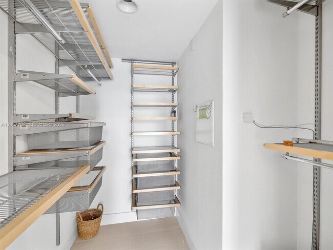 Building Photo - 1060 Brickell Ave