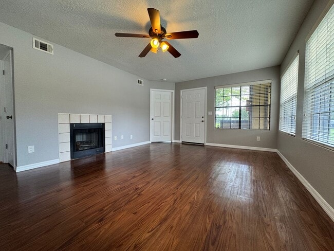 Building Photo - 2/2 Condo in Gated Lakefront Community ~ G...