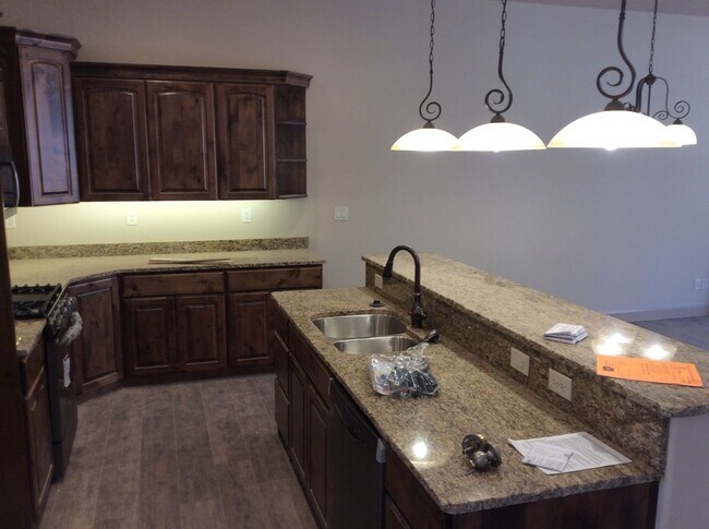 Building Photo - Gemstone Properties - Townhome in Sky Ridge