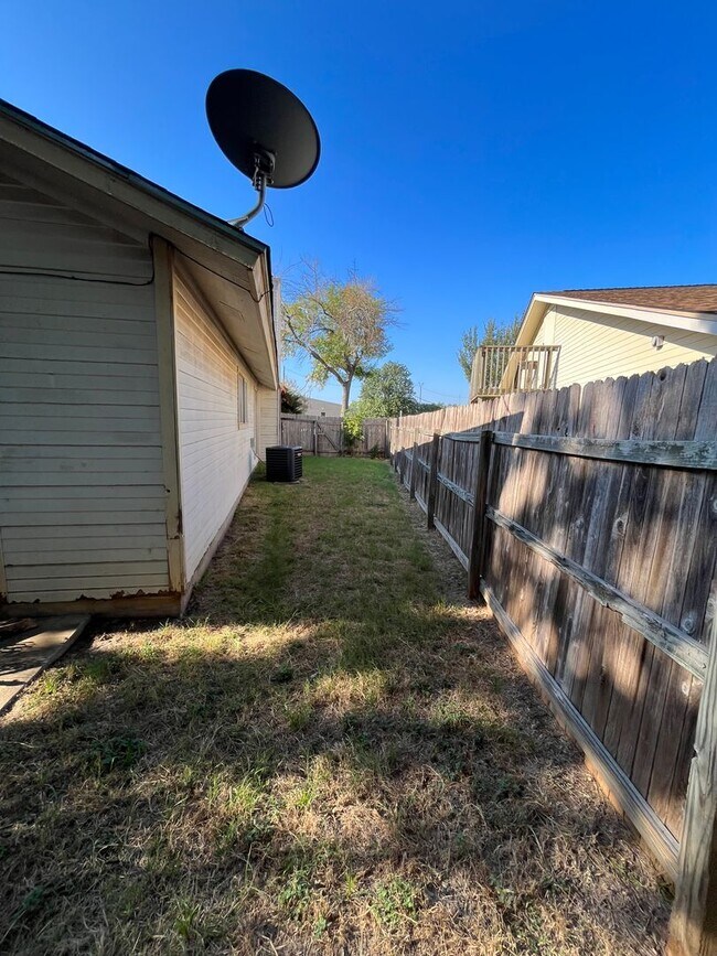 Building Photo - 2704 Aftonshire Way