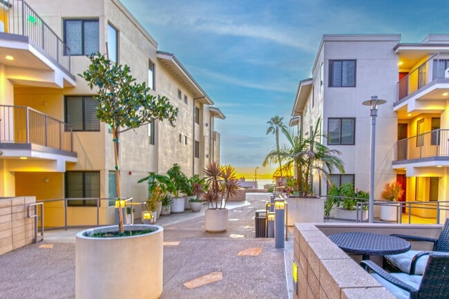 Building Photo - 5440 La Jolla Blvd