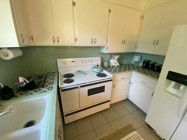 Building Photo - 27 Escalona Ave