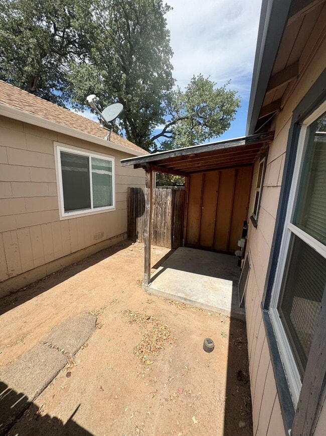 Building Photo - Quaint One Bedroom Duplex
