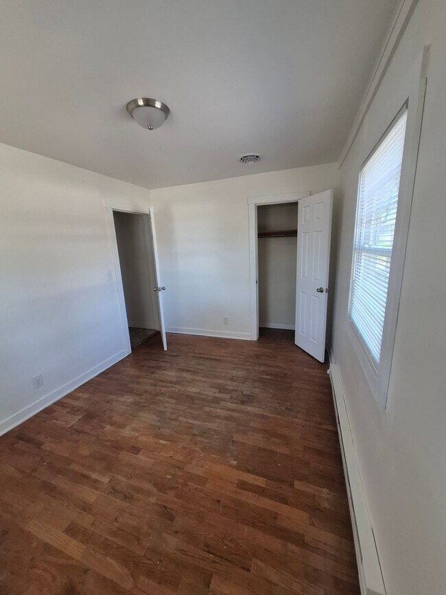 Building Photo - 2 bed, 1 Bath house in Bolivar, Mo! Call Q...