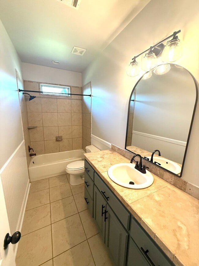 Building Photo - ** 4 bed 2 bath located in Wetumpka ** Cal...