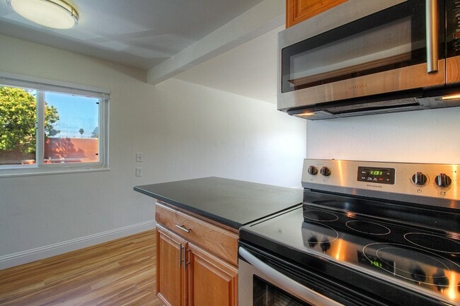Building Photo - 807 W 9th St