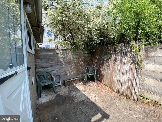 Building Photo - 879 N Myrtlewood St