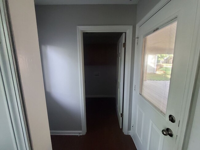 Building Photo - 7643 Ivy Hollow Dr