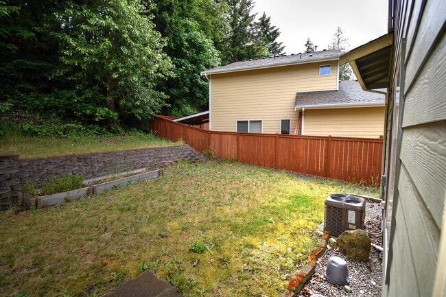 Building Photo - 6840 4th Ln SE