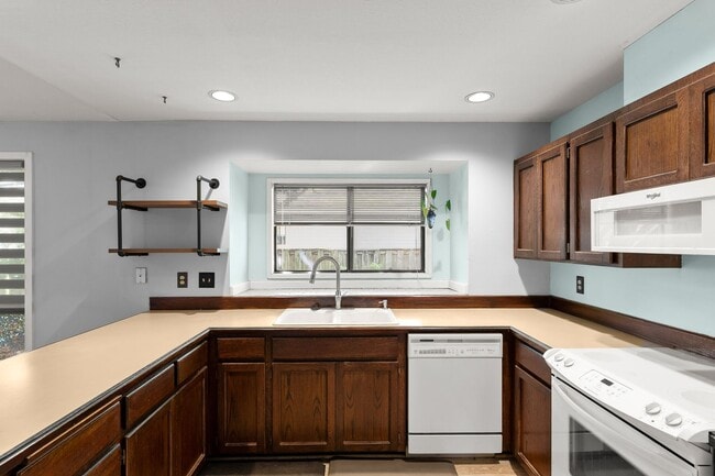 Building Photo - Contemporary One-Level 2 Bed/1 Bath Tranquil Retreat