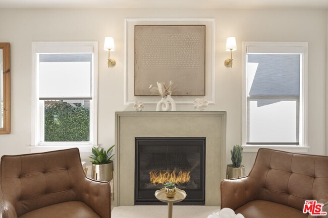 Building Photo - 725 N Harvard Blvd