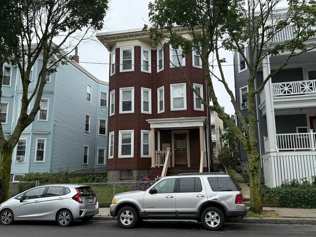 Building Photo - 261 E Cottage St