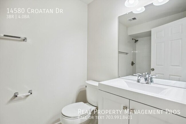 Building Photo - Terrific 3 Level End Unit Townhome For Ren...