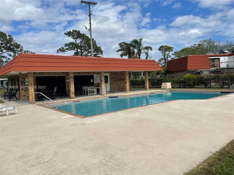 Building Photo - 4648 Suburban Pines Dr