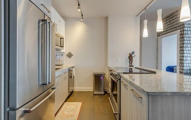 Building Photo - Highrise Condo in the Heart of Music City!