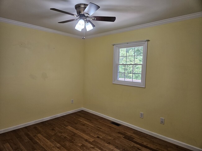 Main House Secondary Bedroom - 5311 Adrian Rd