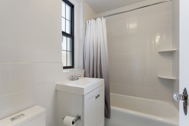 Building Photo - 14 N Chatsworth Ave