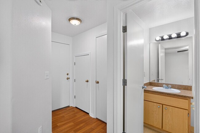 Building Photo - Centrally Located Studio Apartment in Beaverton
