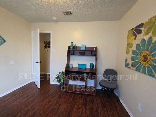 Building Photo - 203 2nd St N