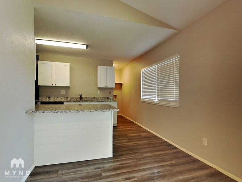 Building Photo - 2822 Canary Ln