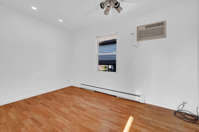 Building Photo - 4915 W Grace St