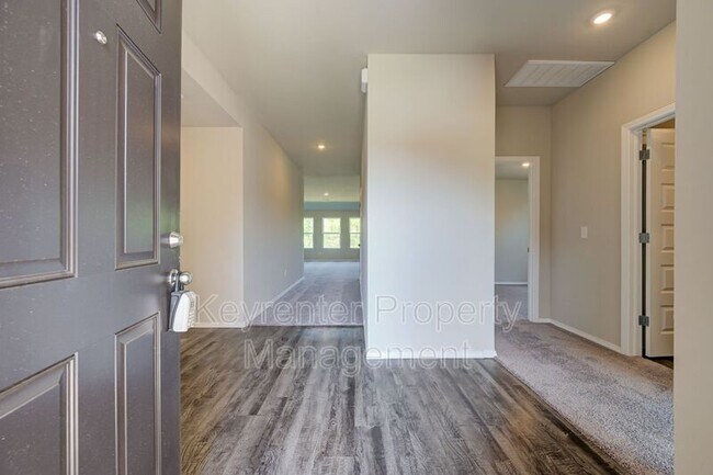 Building Photo - 755 Foxtail Dr