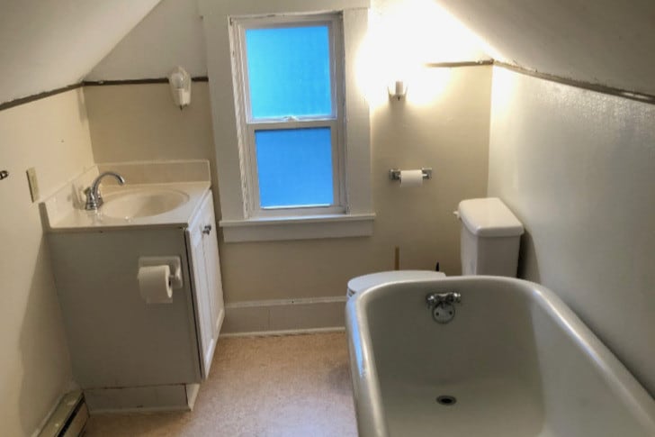 Second Floor Bathroom - 137 Grosvenor St