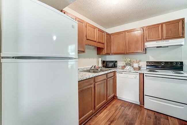 Building Photo - Luxurious and affordable all-brick townhom...