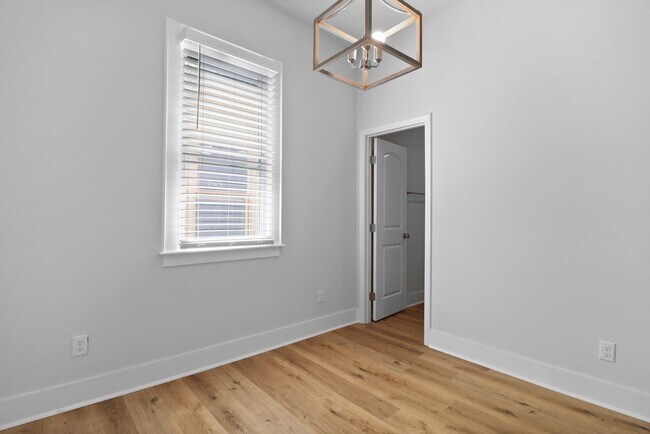 Building Photo - 826 W Victory Dr