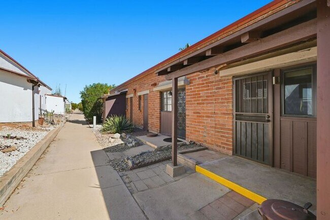 Building Photo - Charming Furnished, 55+ Community in Green Valley!