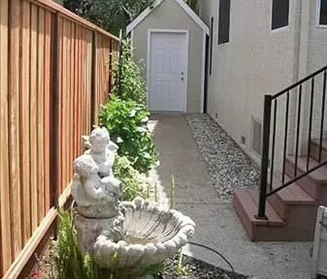Building Photo - "Coveted Comfort: Spacious 4-Bed, 3-Bath H...