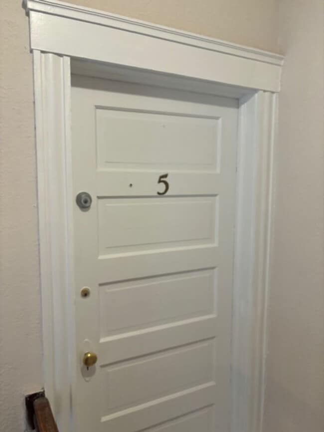 Building Photo - Beautiful Top-Floor 1Bd/1Ba Apartment with City Park Views