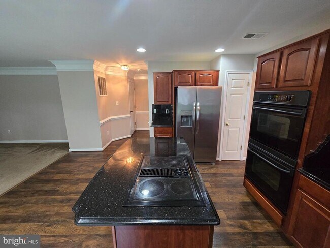 Building Photo - 832 Fox Den Rd
