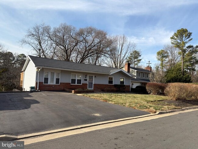 Building Photo - 905 W Poplar Rd