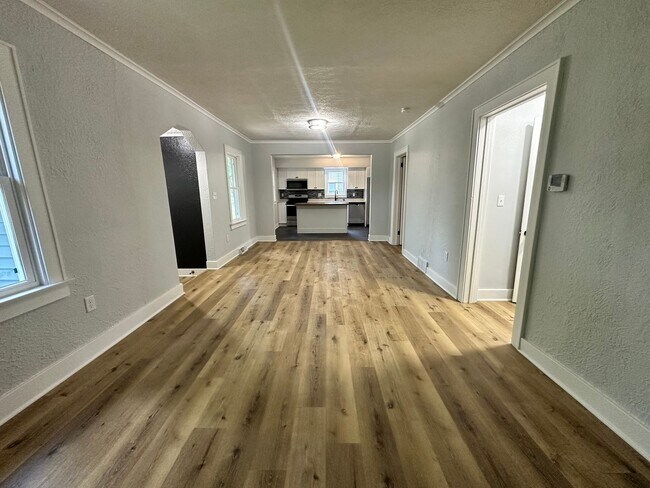 Building Photo - Three Bedroom Three Bath