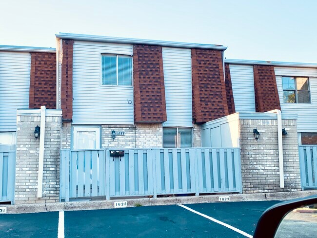 Building Photo - 1633 Glenn Bo Dr