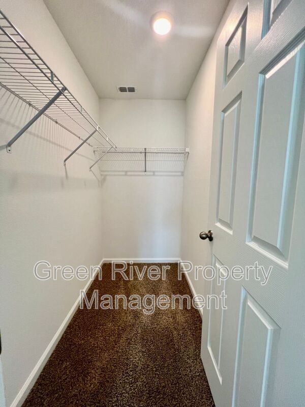 Building Photo - 827 Rivertree Pl