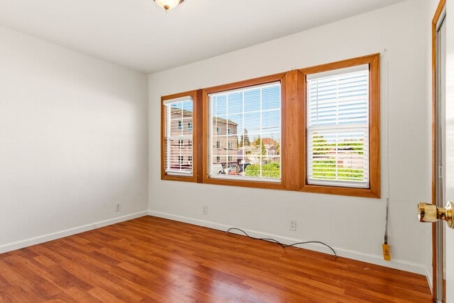 Building Photo - Spacious 3-Bedroom House in Oakland's Meadow Brook