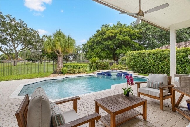 Building Photo - 2534 Golf View Dr