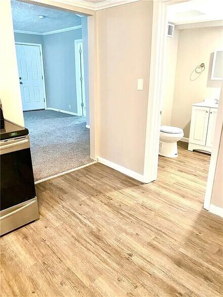 Building Photo - 605 9th Ave