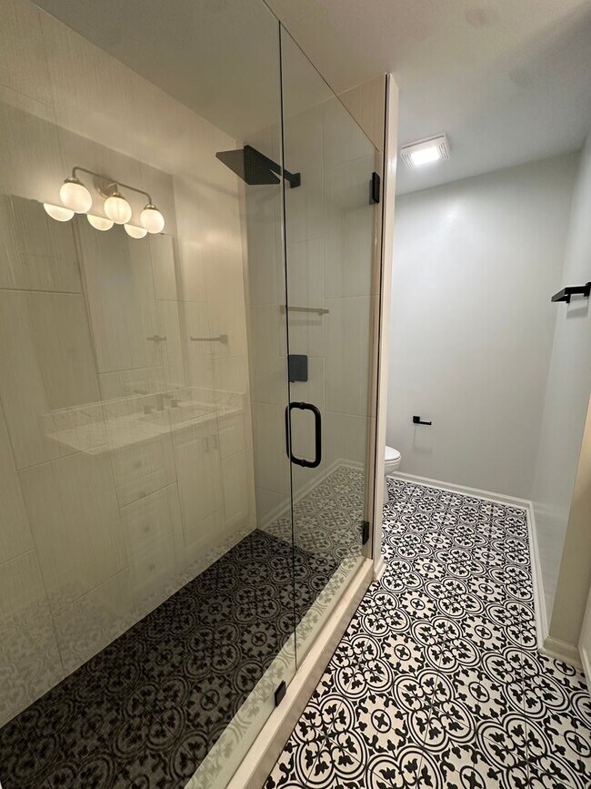 Building Photo - Spacious 2 Bedroom Luxury Condo with Pool Access – Wilmington, NC