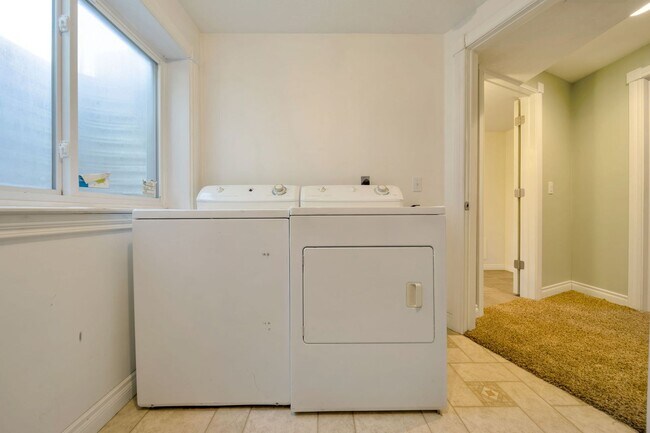 Building Photo - Spacious 4 Bed, 3 Bath Pet-Friendly Home w...